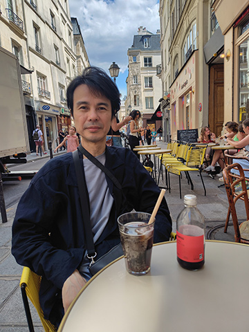 カフェでBIOコーラを飲む